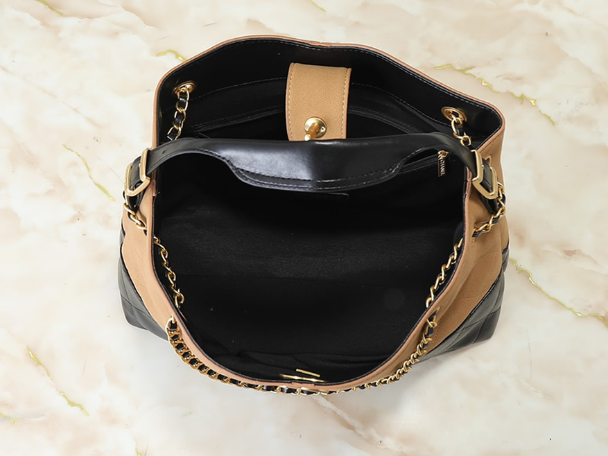 シャネル マトラッセ バイカラー ラージ ホーボーバッグ ベージュ×ブラック ゴールド金具 chas5634