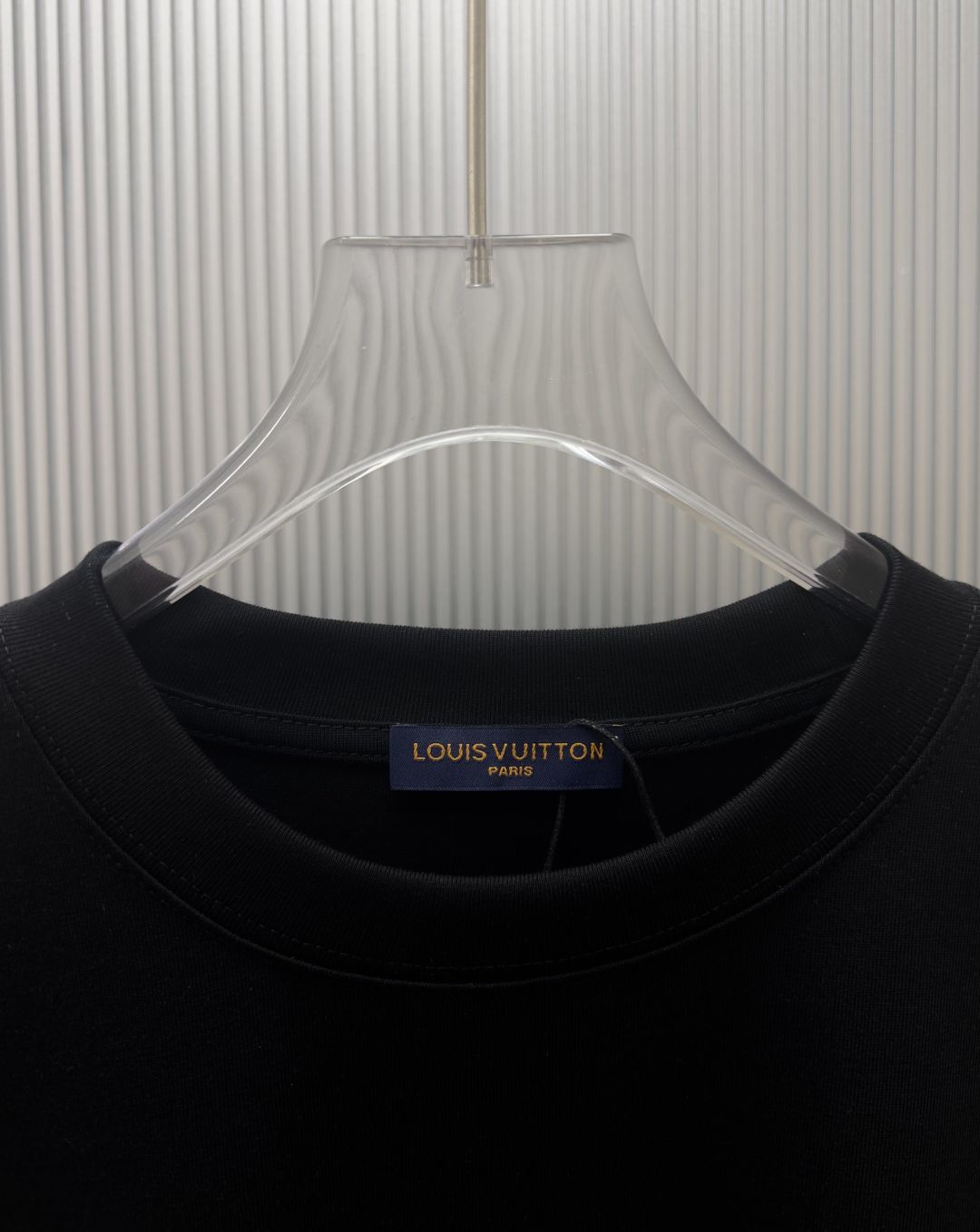 ルイ・ヴィトン lvロゴ エンブロイダリー tシャツ ブラック/ゴールド fs006