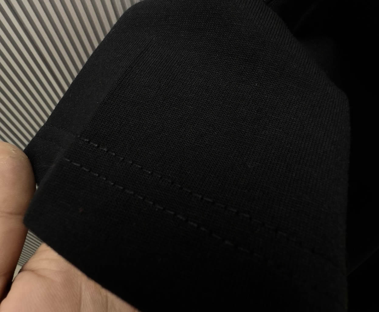 ルイ・ヴィトン lvロゴ エンブロイダリー tシャツ ブラック/ゴールド fs006