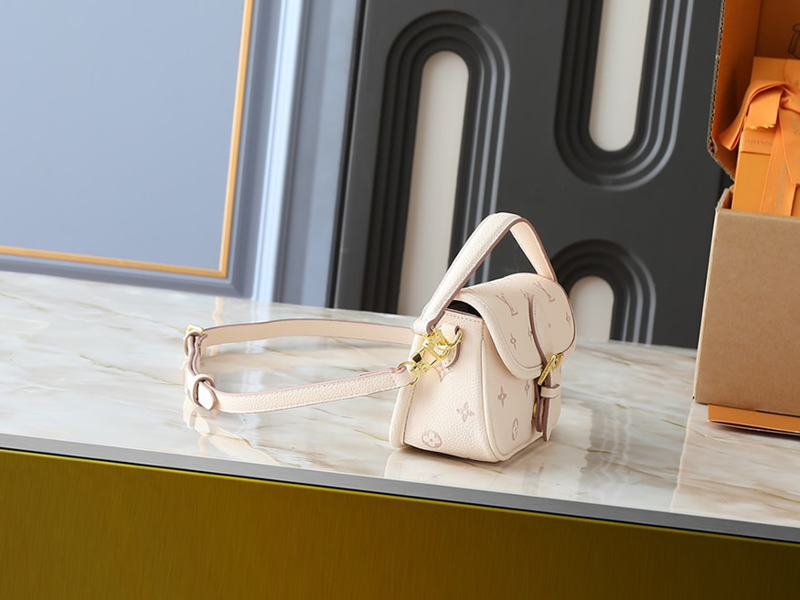 ルイ・ヴィトン マイクロ・メティス モノグラム・アンプラント クリーム / ローズ m13642