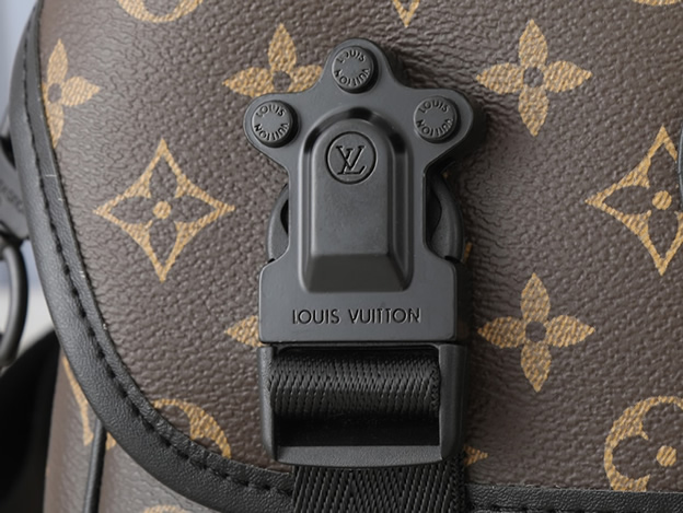 ルイ・ヴィトン トラベラー・メッセンジャー モノグラム m46972