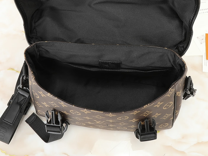 ルイ・ヴィトン トラベラー・メッセンジャー モノグラム m46972