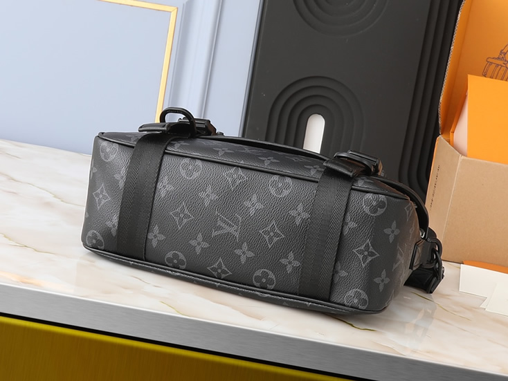 ルイ・ヴィトン メッセンジャー・ヴォワヤージュ pm モノグラム・エクリプス m46972