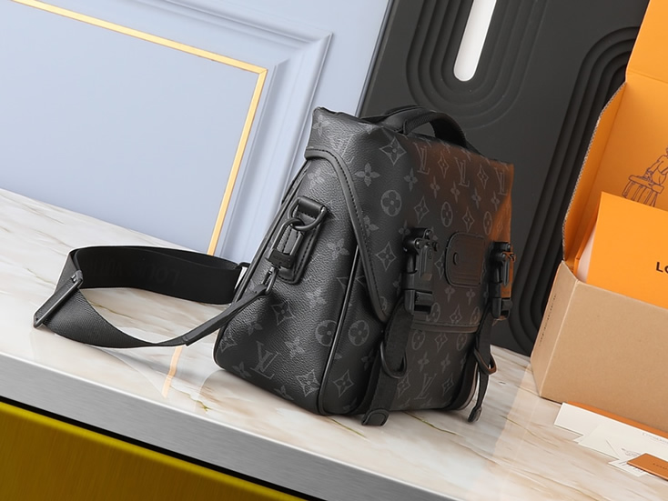 ルイ・ヴィトン メッセンジャー・ヴォワヤージュ pm モノグラム・エクリプス m46972