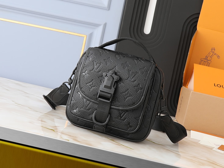 ルイ・ヴィトン メッセンジャー・ヴォワヤージュ pm モノグラム・エクリプス m46973