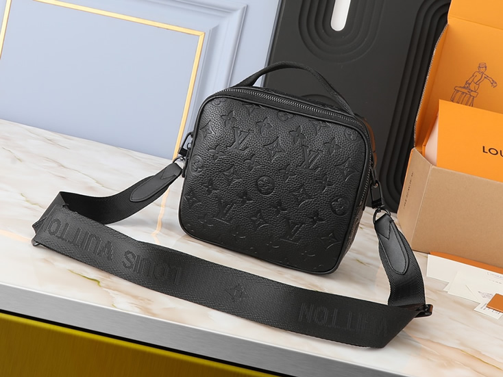 ルイ・ヴィトン メッセンジャー・ヴォワヤージュ pm モノグラム・エクリプス m46973