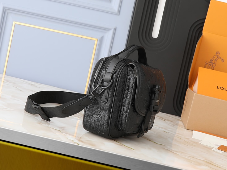 ルイ・ヴィトン メッセンジャー・ヴォワヤージュ pm モノグラム・エクリプス m46973