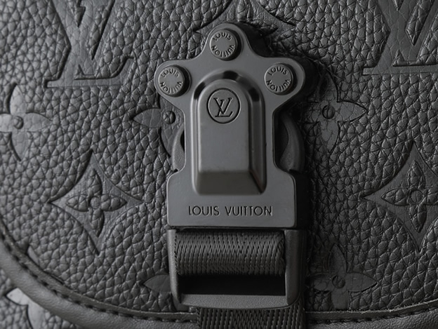 ルイ・ヴィトン メッセンジャー・ヴォワヤージュ pm モノグラム・エクリプス m46973