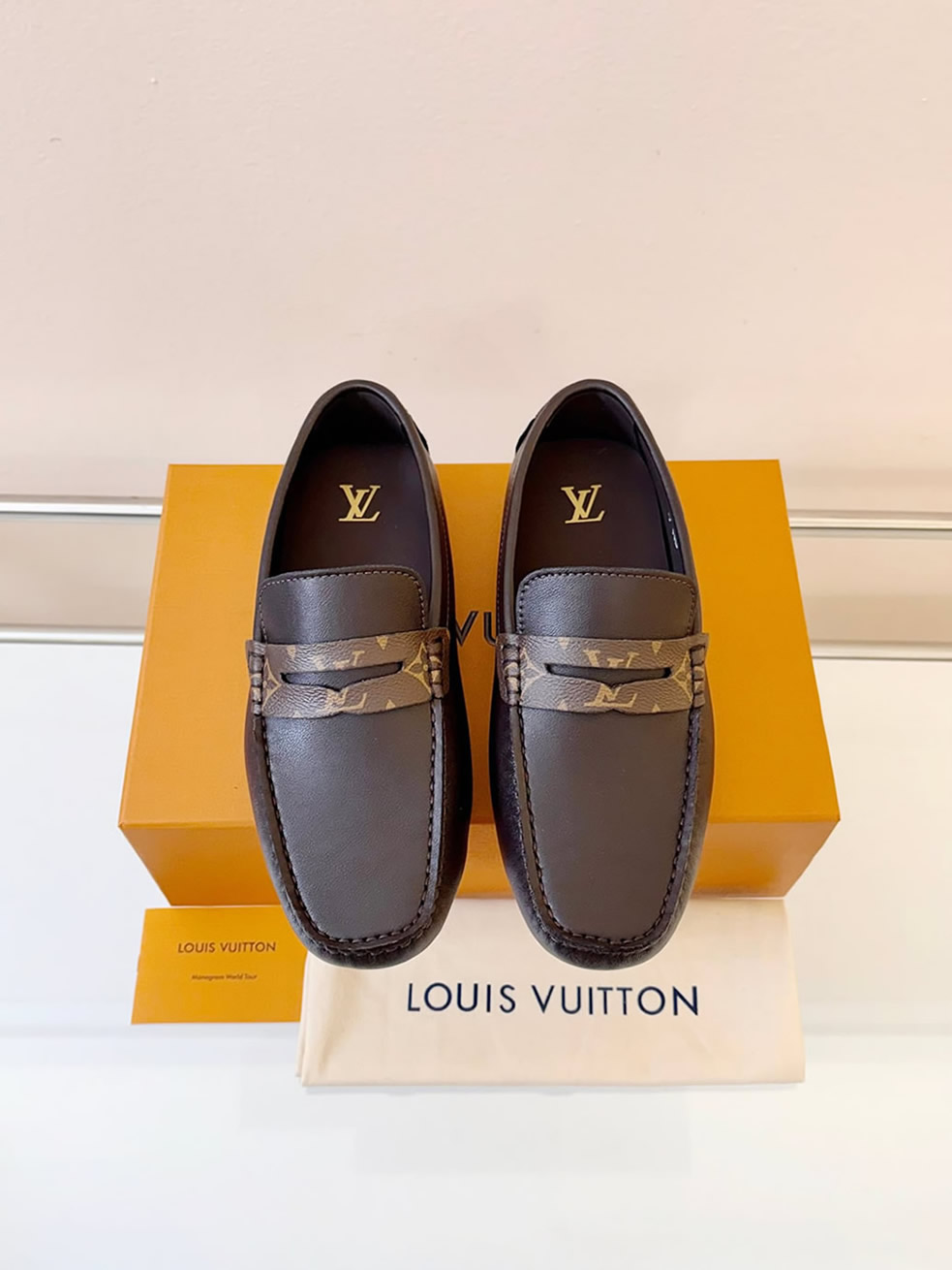 ルイ・ヴィトン アリゾナ ライン ローファー モノグラム・エクリプス トリム ブラック shoes026 (复制)