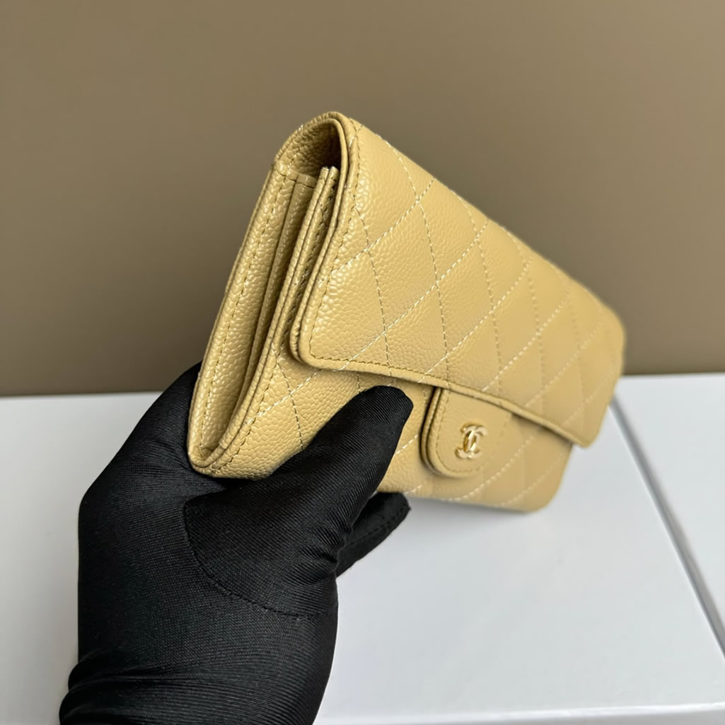 シャネル フラップ ウォレット キャビア ベージュ g金具 chg50095