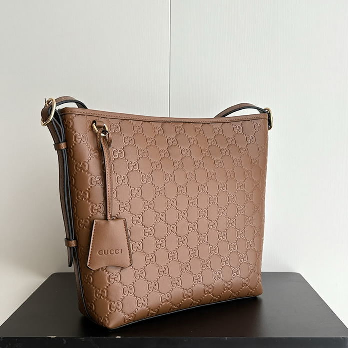 GUCCI グッチ シグネチャー レザー ミディアム トートバッグ ブラウン GU848881 - 画像 (2)