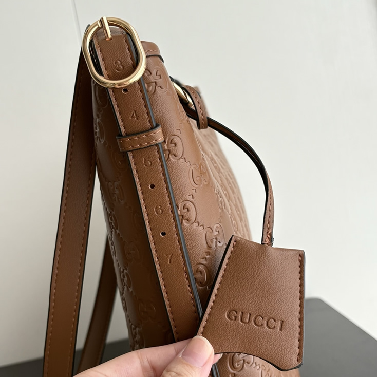 GUCCI グッチ シグネチャー レザー ミディアム トートバッグ ブラウン GU848881 - 画像 (3)