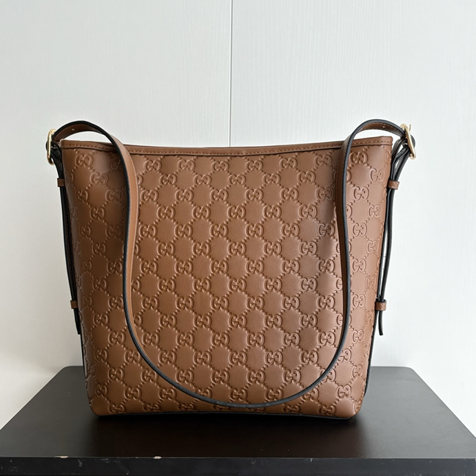 GUCCI グッチ シグネチャー レザー ミディアム トートバッグ ブラウン GU848881 - 画像 (4)