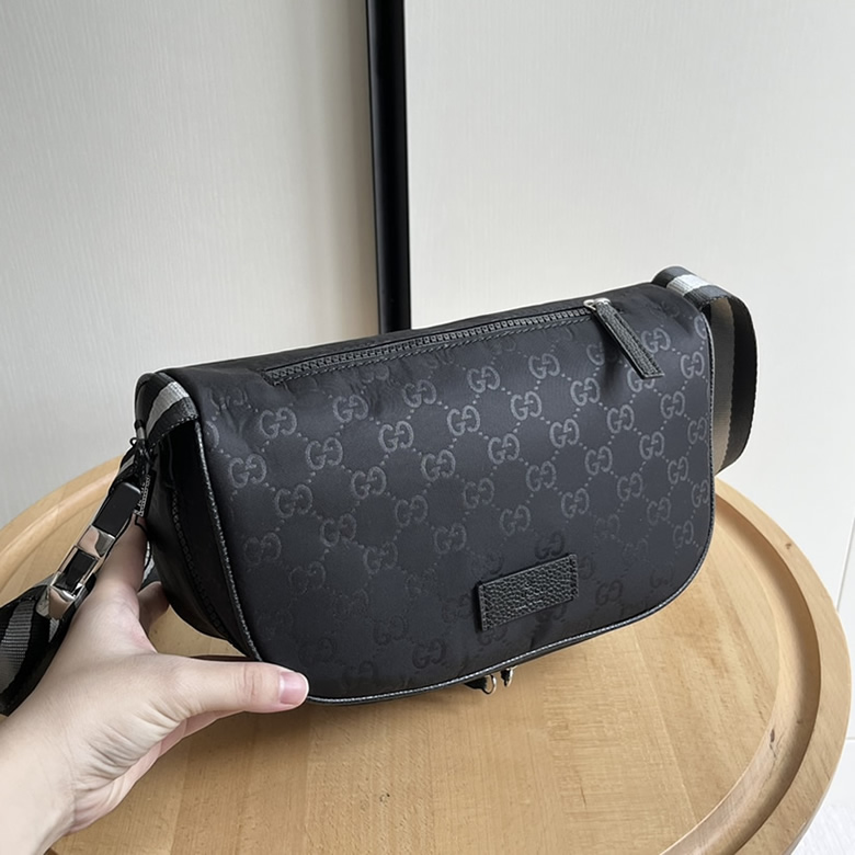 グッチ GGナイロン メッセンジャーバッグ ブラック GU449182