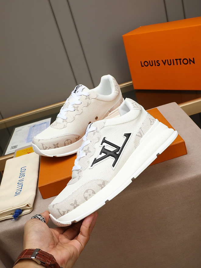 ルイ・ヴィトン ランアウェイ・ライン スニーカー ホワイト モノグラム・キャンバス切替 LVロゴ入り shoes109 - 画像 (2)