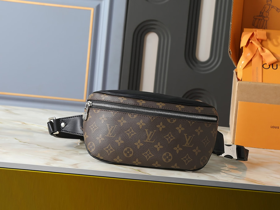 LOUIS VUITTONのディスカバリー・バムバッグ Discovery Bumbag PM Monogram Shadow - Holiday Gifts - Holiday