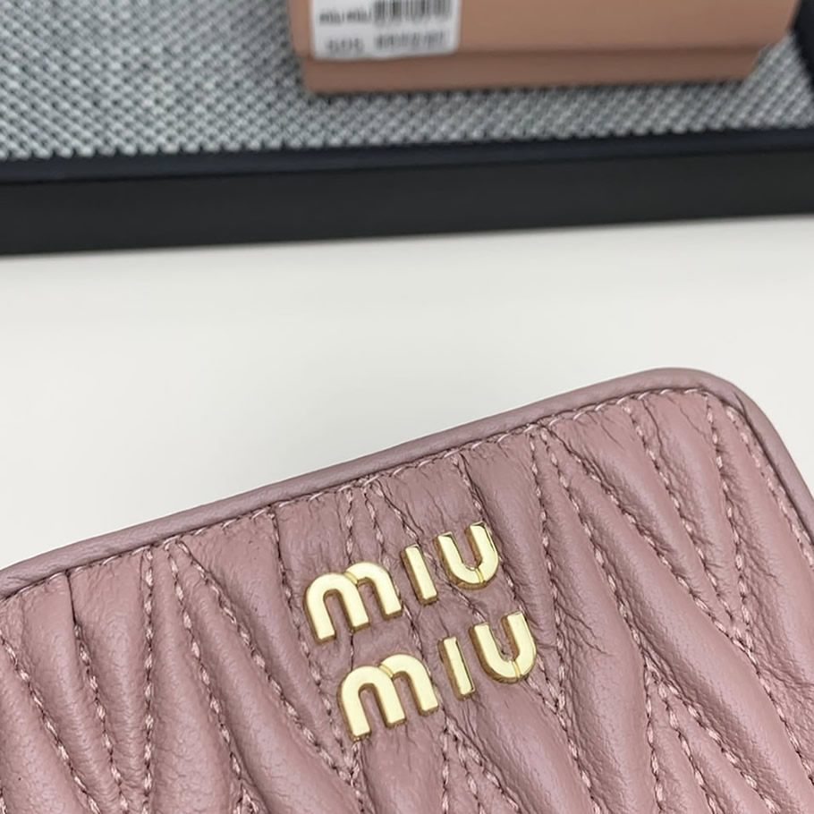 ミュウミュウ マテラッセレザー 二つ折り財布 507 - 画像 (4)