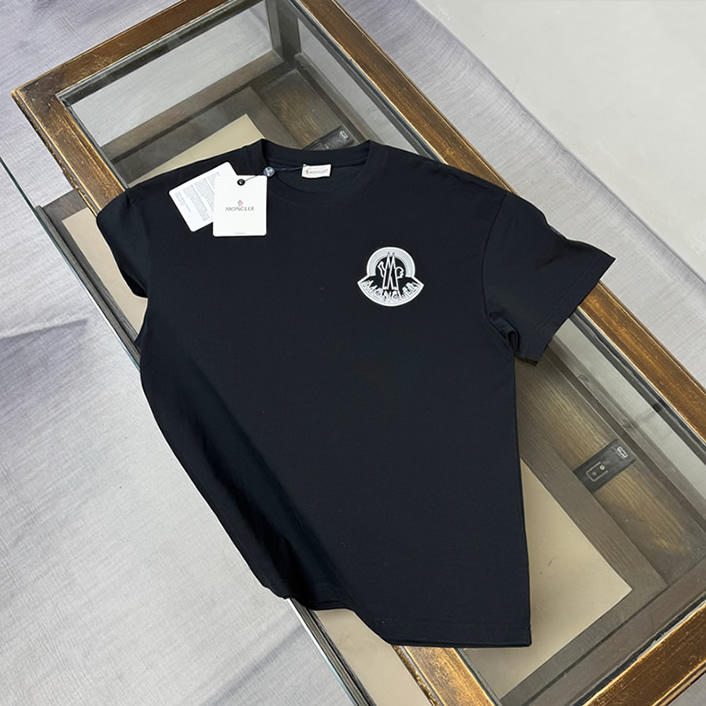 モンクレール グロッシー ロゴ パッチ Tシャツ ブラック FS108