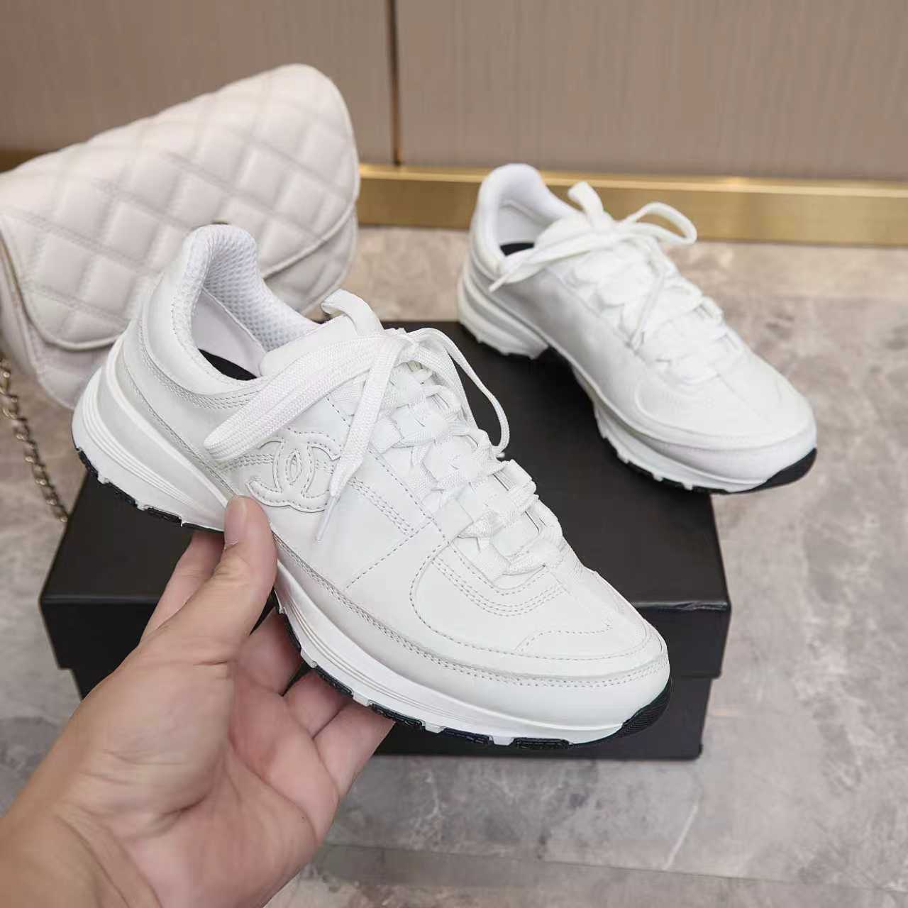 CHANEL メンズスニーカー ホワイト シャネル スニーカー オールホワイト：サイドCCロゴが導く、現代の