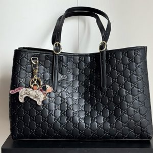 グッチ バッグ GGエンボス レザー トートバッグ ブラック ダックスフンド チャーム付き レディース GU815213