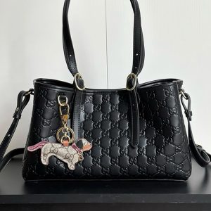 グッチ バッグ GGエンボス レザー スモール トートバッグ ブラック ダックスフンド チャーム付き レディース GU815214