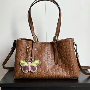 グッチ バッグ GGエンボス レザー スモール トートバッグ ブラウン バタフライ チャーム付き レディース GU815214