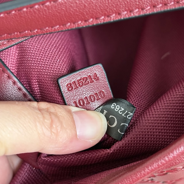 グッチ バッグ GGエンボス レザー スモール トートバッグ ボルドー フクロウ チャーム付き レディース GU815214 - 画像 (7)