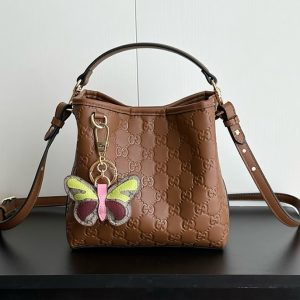 グッチ バッグ GGエンボス レザー バケットバッグ ブラウン バタフライ チャーム付き レディース GU815118