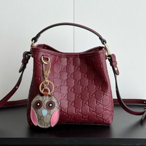 グッチ バッグ GGエンボス レザー バケットバッグ ボルドー フクロウ チャーム付き レディース GU815118