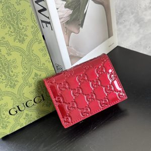 グッチ GGエンボス パテントレザー 二つ折り財布 レッド guc414233