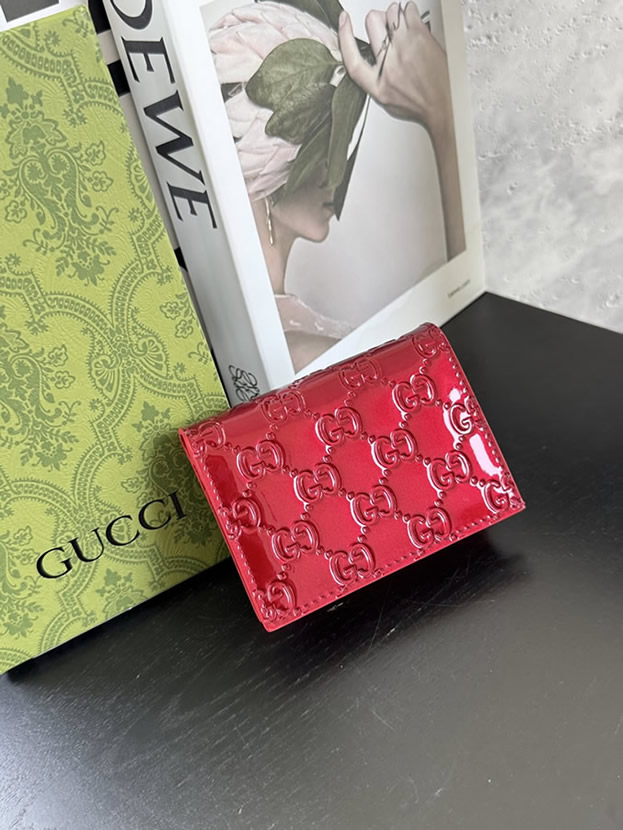 グッチ GGエンボス パテントレザー 二つ折り財布 レッド guc414233