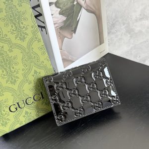グッチ GGエンボス パテントレザー 二つ折り財布 ブラック guc414233
