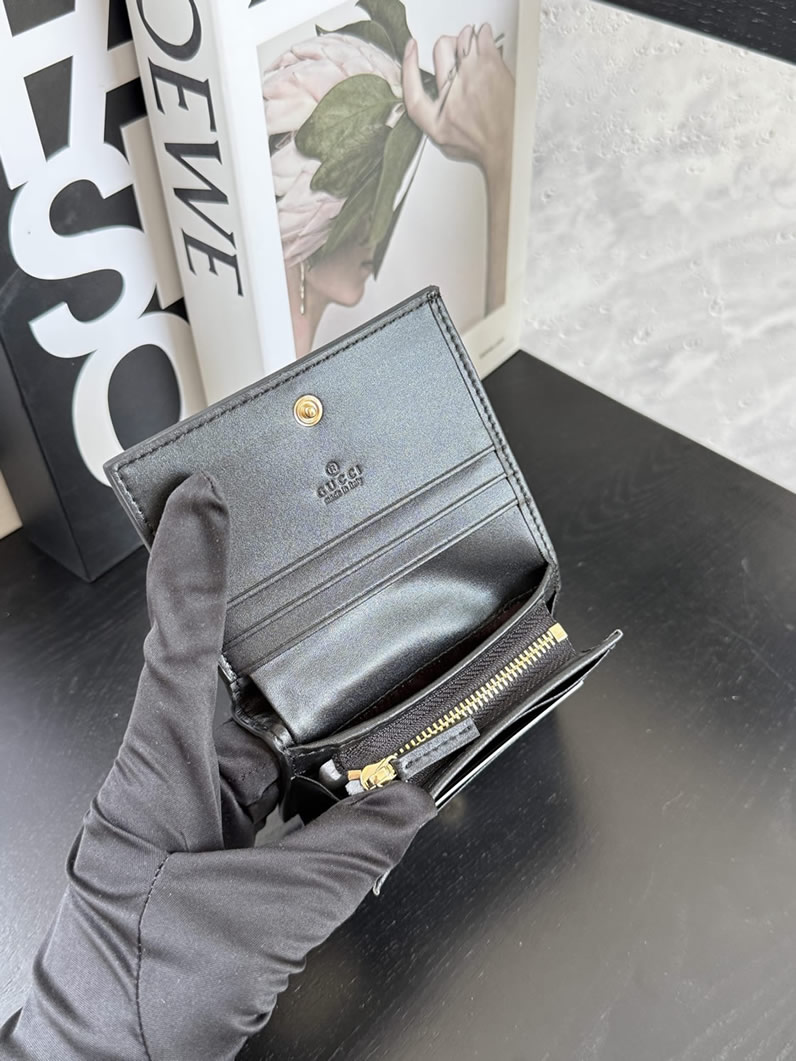 グッチ GGエンボス パテントレザー 二つ折り財布 ブラック guc414233 - 画像 (6)