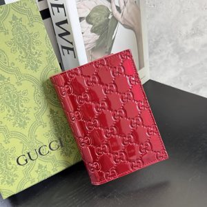 グッチ GGエンボス パテントレザー 二つ折り財布 レッド guc850184