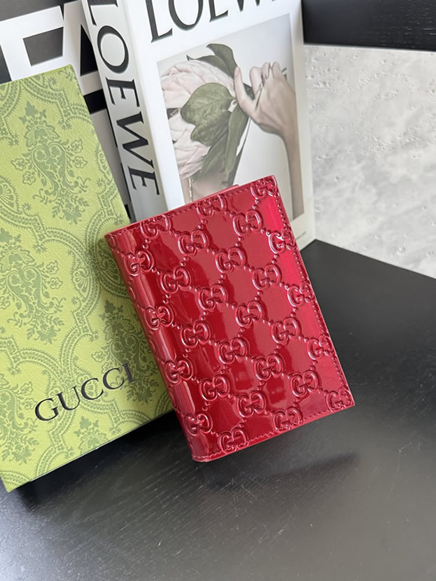 グッチ GGエンボス パテントレザー 二つ折り財布 レッド guc850184