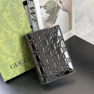 グッチ GGエンボス パテントレザー 二つ折り財布 ブラック guc850184