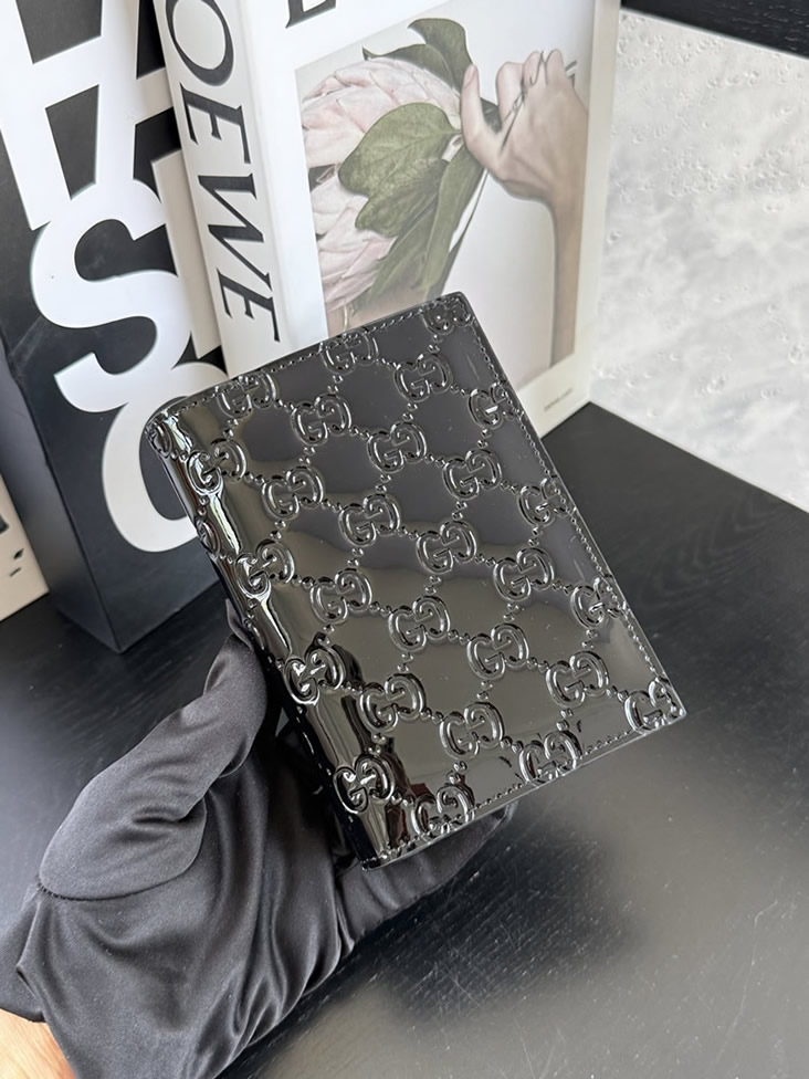 グッチ GGエンボス パテントレザー 二つ折り財布 ブラック guc850184 - 画像 (2)