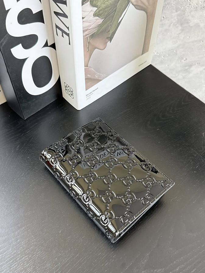 グッチ GGエンボス パテントレザー 二つ折り財布 ブラック guc850184 - 画像 (9)