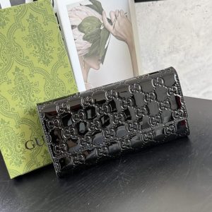 グッチ GGエンボス パテントレザー コンチネンタルウォレット ブラック guc827410