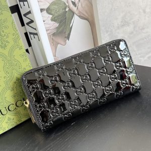 グッチ GGエンボス パテントレザー ジップアラウンドウォレット ブラック guc447906