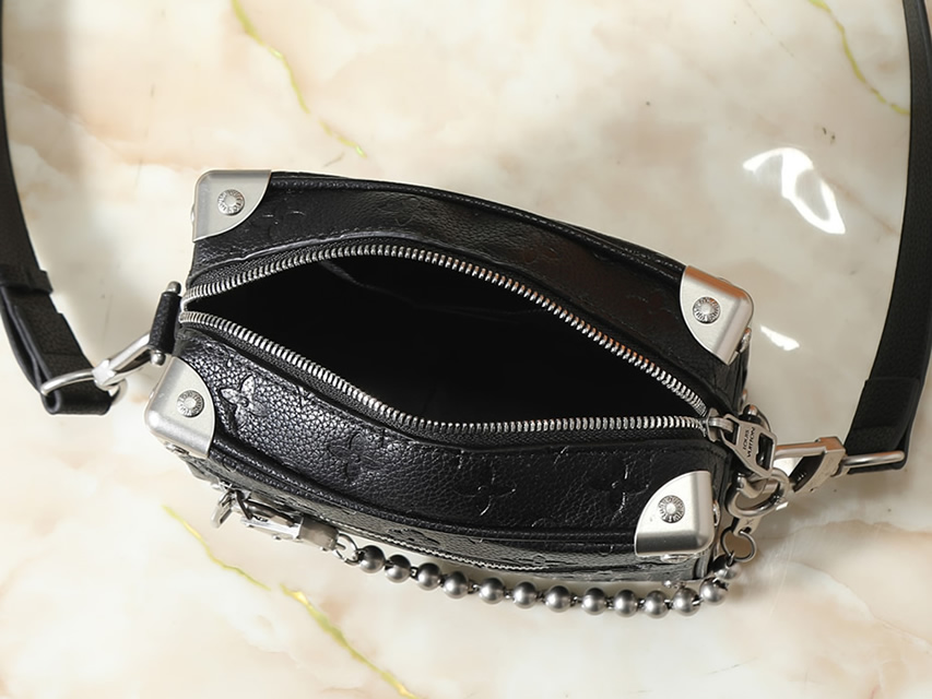 ルイヴィトン モノグラム エンボスレザー メッセンジャーバッグ シルバー金具 M14729 - 画像 (9)