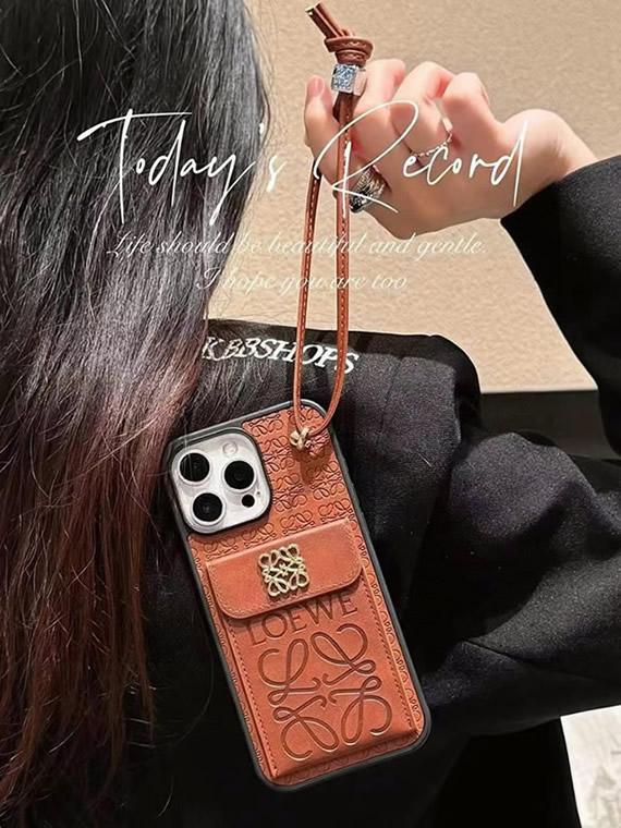 LOEWE iPhone用 エンボスレザー フォンケース(ブラウン) IP047 - 画像 (2)