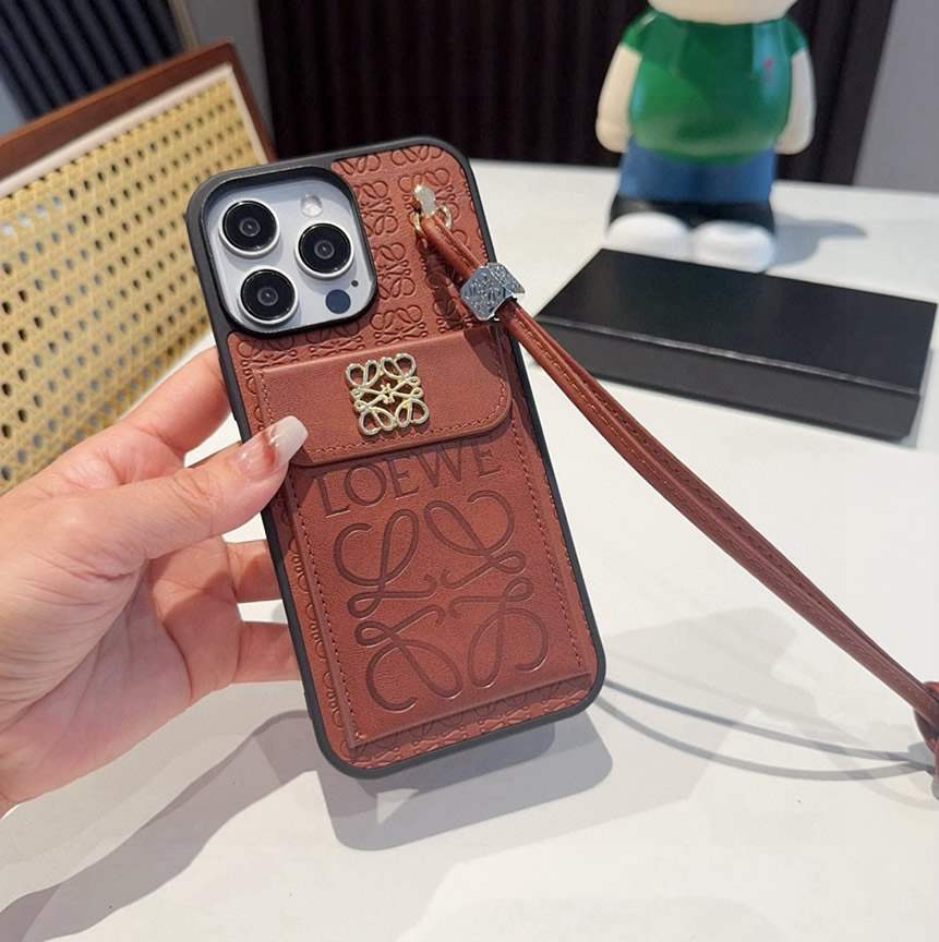 LOEWE iPhone用 エンボスレザー フォンケース（ブラウン） IP047