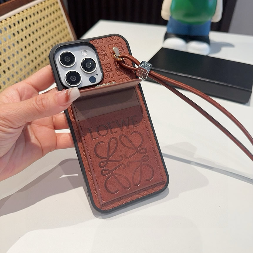 LOEWE iPhone用 エンボスレザー フォンケース(ブラウン) IP047 - 画像 (3)