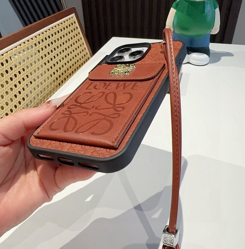 LOEWE iPhone用 エンボスレザー フォンケース(ブラウン) IP047 - 画像 (4)