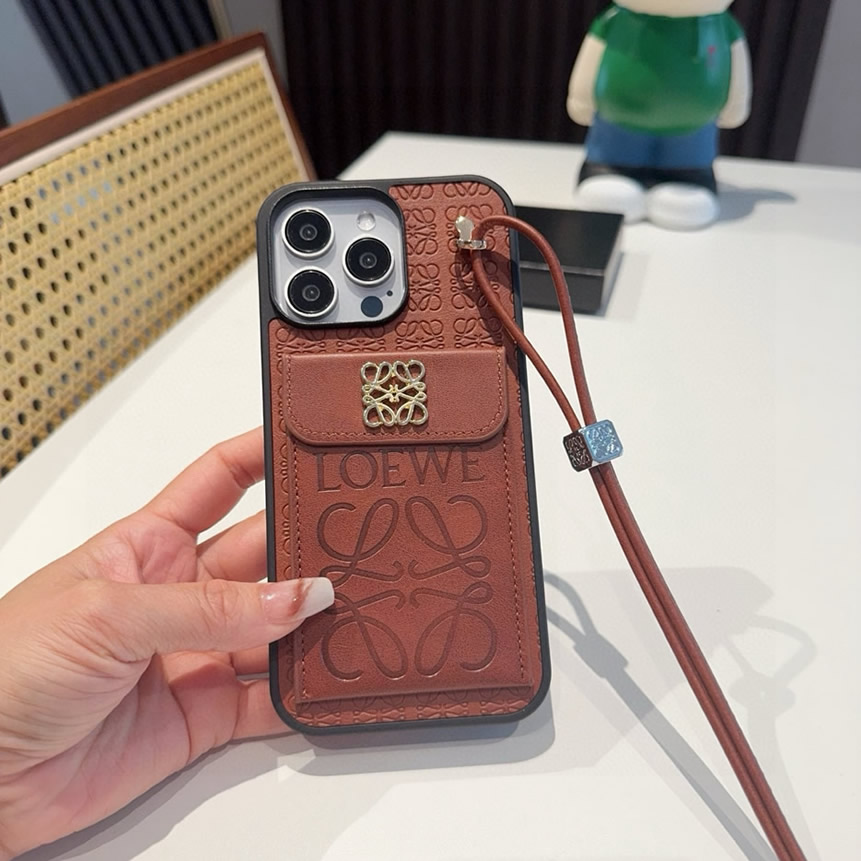 LOEWE iPhone用 エンボスレザー フォンケース(ブラウン) IP047 - 画像 (5)