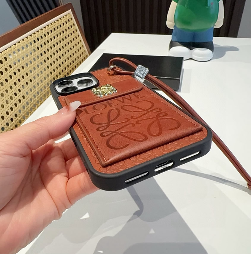 LOEWE iPhone用 エンボスレザー フォンケース(ブラウン) IP047 - 画像 (8)
