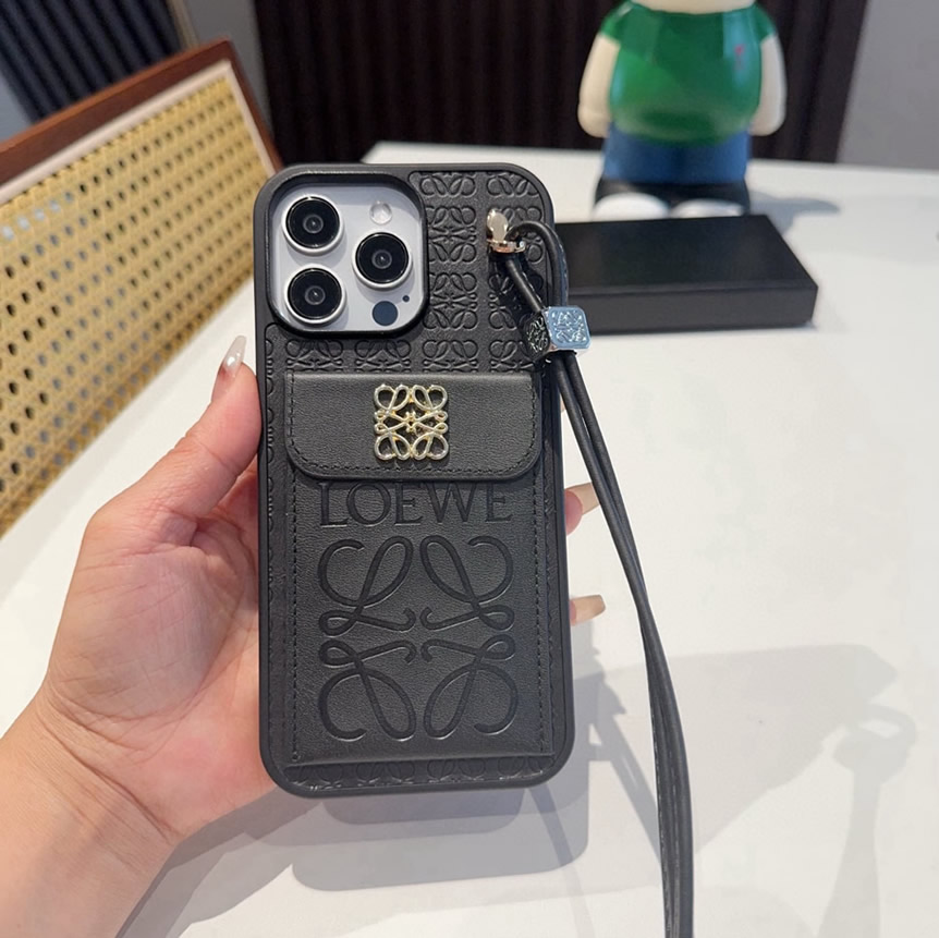 LOEWE iPhone用 エンボスレザー フォンケース（ブラック） IP048