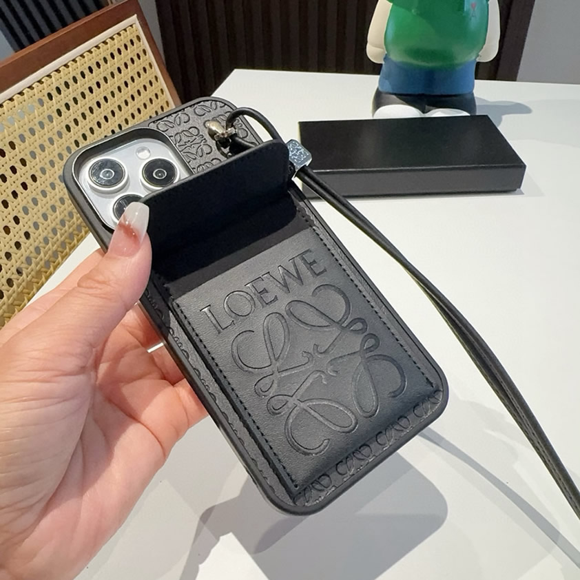 LOEWE iPhone用 エンボスレザー フォンケース(ブラック) IP048 - 画像 (4)