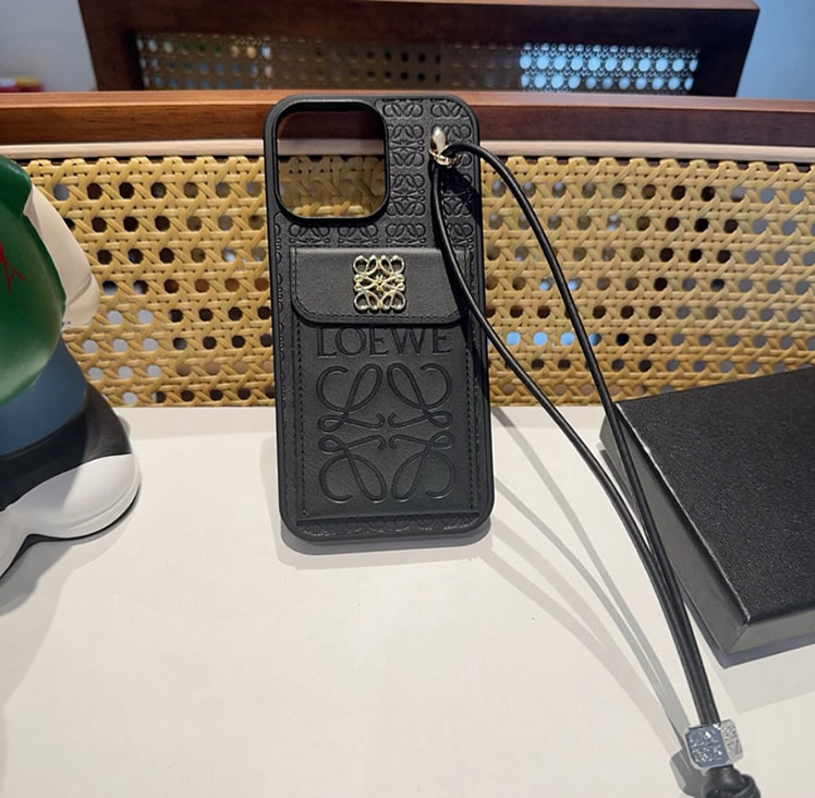LOEWE iPhone用 エンボスレザー フォンケース(ブラック) IP048 - 画像 (5)